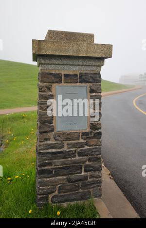 Original-Steinsäulen am Eingang der Halifax Zitadelle National Historic Site mit der Halifax Zitadelle in Französisch geschnitzt Stockfoto