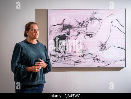 INHALT MERKEN Künstlerin Tracey Emin neben einem Stück mit dem Titel 'Sunrise', das in ihrer ersten schottischen Show seit 2008 zu sehen ist, 'I Lay Here for You', die vom 28. Mai bis zum 30. September 2022 im Jupiter Artland, Wilkieston, Edinburgh, stattfindet. Die Ausstellung zeigt brandneue Arbeiten des Künstlers, die über die Möglichkeit der Liebe nach der Not reflektieren. Emin enthüllte außerdem eine sechs Meter lange Bronzeskulptur, die ich für Sie hier lege, als neueste Dauerarbeit im Skulpturenpark. Persönlich von der Künstlerin in einem alten Buchenhain gelegen, wurde die überlebensgroße weibliche Figur aus einer Tonfassung molde in Bronze gegossen Stockfoto