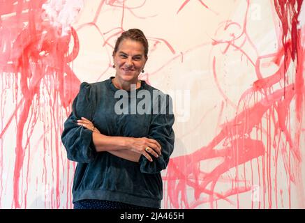 Die Künstlerin Tracey Emin begleitet ein Stück mit dem Titel 'Wet', das in ihrer ersten schottischen Show seit 2008 zu sehen ist, 'I Lay Here for You', die vom 28. Mai bis zum 30. September 2022 im Jupiter Artland, Wilkieston, Edinburgh, stattfindet. Die Ausstellung zeigt brandneue Arbeiten des Künstlers, die über die Möglichkeit der Liebe nach der Not reflektieren. Emin enthüllte außerdem eine sechs Meter lange Bronzeskulptur, die ich für Sie hier lege, als neueste Dauerarbeit im Skulpturenpark. Die vom Künstler persönlich in einem alten Buchenhain gelegene, überlebensgroße weibliche Figur, die aus einer vom Künstler geformten Tonfassung in Bronze gegossen wurde, Stockfoto