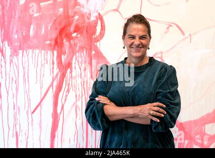 Die Künstlerin Tracey Emin begleitet ein Stück mit dem Titel 'Wet', das in ihrer ersten schottischen Show seit 2008 zu sehen ist, 'I Lay Here for You', die vom 28. Mai bis zum 30. September 2022 im Jupiter Artland, Wilkieston, Edinburgh, stattfindet. Die Ausstellung zeigt brandneue Arbeiten des Künstlers, die über die Möglichkeit der Liebe nach der Not reflektieren. Emin enthüllte außerdem eine sechs Meter lange Bronzeskulptur, die ich für Sie hier lege, als neueste Dauerarbeit im Skulpturenpark. Die vom Künstler persönlich in einem alten Buchenhain gelegene, überlebensgroße weibliche Figur, die aus einer vom Künstler geformten Tonfassung in Bronze gegossen wurde, Stockfoto