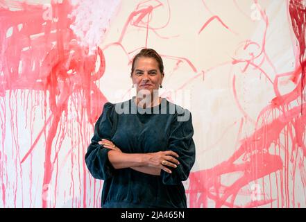 Die Künstlerin Tracey Emin begleitet ein Stück mit dem Titel 'Wet', das in ihrer ersten schottischen Show seit 2008 zu sehen ist, 'I Lay Here for You', die vom 28. Mai bis zum 30. September 2022 im Jupiter Artland, Wilkieston, Edinburgh, stattfindet. Die Ausstellung zeigt brandneue Arbeiten des Künstlers, die über die Möglichkeit der Liebe nach der Not reflektieren. Emin enthüllte außerdem eine sechs Meter lange Bronzeskulptur, die ich für Sie hier lege, als neueste Dauerarbeit im Skulpturenpark. Die vom Künstler persönlich in einem alten Buchenhain gelegene, überlebensgroße weibliche Figur, die aus einer vom Künstler geformten Tonfassung in Bronze gegossen wurde, Stockfoto