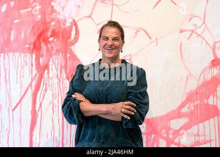 Die Künstlerin Tracey Emin begleitet ein Stück mit dem Titel 'Wet', das in ihrer ersten schottischen Show seit 2008 zu sehen ist, 'I Lay Here for You', die vom 28. Mai bis zum 30. September 2022 im Jupiter Artland, Wilkieston, Edinburgh, stattfindet. Die Ausstellung zeigt brandneue Arbeiten des Künstlers, die über die Möglichkeit der Liebe nach der Not reflektieren. Emin enthüllte außerdem eine sechs Meter lange Bronzeskulptur, die ich für Sie hier lege, als neueste Dauerarbeit im Skulpturenpark. Die vom Künstler persönlich in einem alten Buchenhain gelegene, überlebensgroße weibliche Figur, die aus einer vom Künstler geformten Tonfassung in Bronze gegossen wurde, Stockfoto