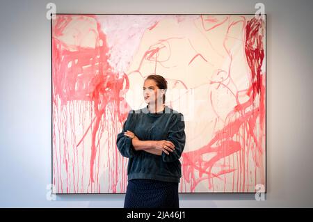 Die Künstlerin Tracey Emin begleitet ein Stück mit dem Titel 'Wet', das in ihrer ersten schottischen Show seit 2008 zu sehen ist, 'I Lay Here for You', die vom 28. Mai bis zum 30. September 2022 im Jupiter Artland, Wilkieston, Edinburgh, stattfindet. Die Ausstellung zeigt brandneue Arbeiten des Künstlers, die über die Möglichkeit der Liebe nach der Not reflektieren. Emin enthüllte außerdem eine sechs Meter lange Bronzeskulptur, die ich für Sie hier lege, als neueste Dauerarbeit im Skulpturenpark. Die vom Künstler persönlich in einem alten Buchenhain gelegene, überlebensgroße weibliche Figur, die aus einer vom Künstler geformten Tonfassung in Bronze gegossen wurde, Stockfoto