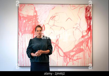 Die Künstlerin Tracey Emin begleitet ein Stück mit dem Titel 'Wet', das in ihrer ersten schottischen Show seit 2008 zu sehen ist, 'I Lay Here for You', die vom 28. Mai bis zum 30. September 2022 im Jupiter Artland, Wilkieston, Edinburgh, stattfindet. Die Ausstellung zeigt brandneue Arbeiten des Künstlers, die über die Möglichkeit der Liebe nach der Not reflektieren. Emin enthüllte außerdem eine sechs Meter lange Bronzeskulptur, die ich für Sie hier lege, als neueste Dauerarbeit im Skulpturenpark. Die vom Künstler persönlich in einem alten Buchenhain gelegene, überlebensgroße weibliche Figur, die aus einer vom Künstler geformten Tonfassung in Bronze gegossen wurde, Stockfoto