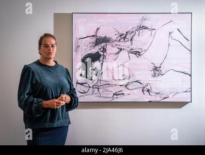 INHALT MERKEN Künstlerin Tracey Emin neben einem Stück mit dem Titel 'Sunrise', das in ihrer ersten schottischen Show seit 2008 zu sehen ist, 'I Lay Here for You', die vom 28. Mai bis zum 30. September 2022 im Jupiter Artland, Wilkieston, Edinburgh, stattfindet. Die Ausstellung zeigt brandneue Arbeiten des Künstlers, die über die Möglichkeit der Liebe nach der Not reflektieren. Emin enthüllte außerdem eine sechs Meter lange Bronzeskulptur, die ich für Sie hier lege, als neueste Dauerarbeit im Skulpturenpark. Persönlich von der Künstlerin in einem alten Buchenhain gelegen, wurde die überlebensgroße weibliche Figur aus einer Tonfassung molde in Bronze gegossen Stockfoto