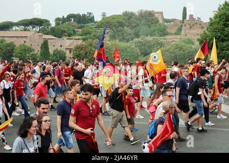 Rom, Italien. 26.. Mai 2022. Die Fans des FC Roma feiern am 26. Mai 2022 den Sieg der UEFA Europa Conference League in der Nähe des Circo Massimo in Rom, Italien. Am 25. Mai besiegte Roma das niederländische Team Feyenoord in Tirana und gewann den ersten Titel der UEFA Europa Conference League. Nicolò Zaniolos Tor brachte dem Team einen ersten großen europäischen Titel ein und Roma wurde das erste italienische Team, das seit 2009/10 einen europäischen Klubwettbewerb gewann, wobei José Mourino der erste Trainer war, der alle drei aktuellen UEFA-Klubtrophäen der Männer gewann. (Foto: Elisa Gestri/Sipausa) Quelle: SIPA USA/Alamy Live News Stockfoto