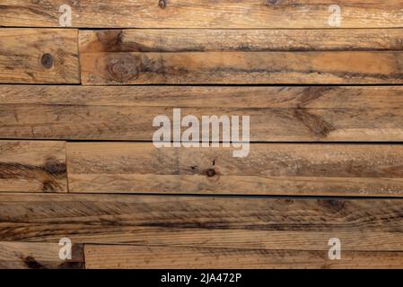 Lackierte Holzplanken mit Nägeln und Sägemarken, hölzerne Hintergrundvektorstruktur Stockfoto