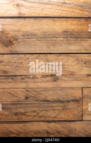 Unlackierte Holzplanken mit Nägeln, Sägemarken und vielen Körnern, hölzerne Hintergrundvektorstruktur Stockfoto