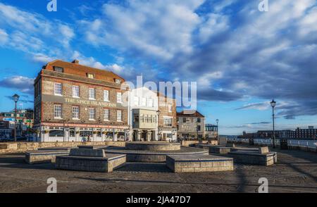 Ansicht der öffentlichen Häuser in Old Portsmouth, Hampshire, Großbritannien. Stockfoto