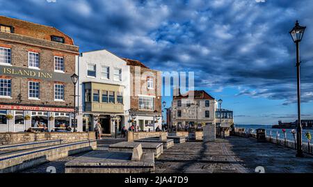 Ansicht der öffentlichen Häuser in Old Portsmouth, Hampshire, Großbritannien. Stockfoto