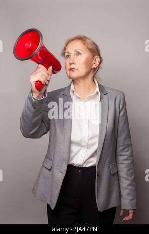 Geschäftsfrau, die mit Megaphon oder Lautsprecher ankündigt Stockfoto