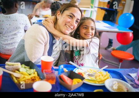 Eltern und Kinder genießen ein großes Jubilee-Mittagessen an der Duncombe Primary School im Norden Londons. Bilddatum: Freitag, 27. Mai 2022. Stockfoto