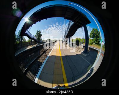 Radley hat das Glück, ein kleines Dorf mit einer Hauptbahnstation zu sein, die es mit London, Oxford und den Midlands verbindet. Hier ist es, gruselige Wüste Stockfoto