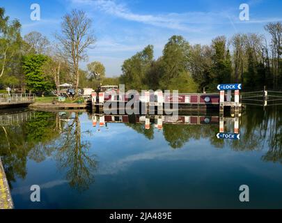 Eine zeitlose Szene an Abingdon-Schleusentoren an einem schönen Frühlingsmorgen; diese malerischen Schleusen befinden sich an der Themse direkt oberhalb von Abingdons berühmtem Medienschloss Stockfoto