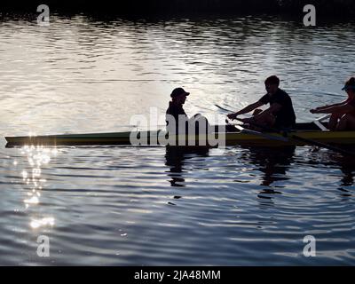 Abingdon behauptet, die älteste Stadt in England zu sein. Und die Themse fließt durch das Herz. Hier sehen wir einen Abschnitt des Flusses stromaufwärts Stockfoto