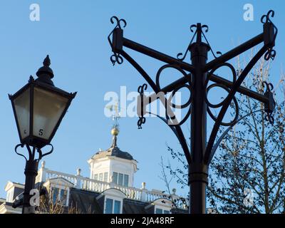 Meine Heimatstadt Abingdon behauptet, die älteste in England zu sein. Eines seiner ältesten und schönsten Gebäude, die County Hall - jetzt Abingdon Museum - w Stockfoto