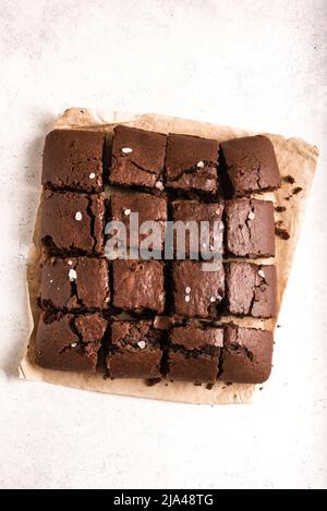 Frische Schokolade Brownies auf weiß. Köstliches hausgemachtes Schokoladendessert, Pie Brownie, Blick von oben. Stockfoto