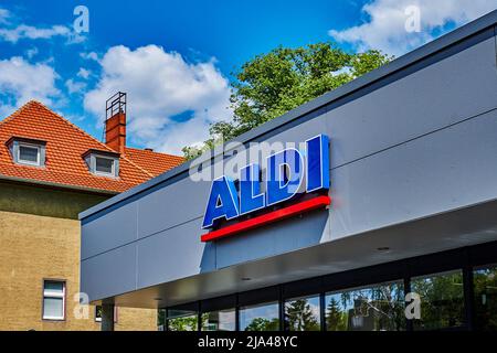 Berlin, Deutschland - 25. Mai 2022: Fotografie eines Geschäftsschildes für einen Supermarkt in Deutschland. Stockfoto