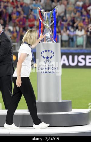 TURIN - die Trainerin von Olympique Lyonnais, Sonia Bompastor, berührt die Champions-League-Trophäe der Frauen während des UEFA Women's Champions League Finales zwischen dem FC Barcelona und Olympique Lyon am 21. Mai 2022 im Juventus-Stadion in Turin, Italien. ANP | NIEDERLÄNDISCHE HÖHE | GERRIT AUS KÖLN Stockfoto