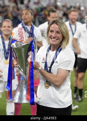TURIN - Olympique Lyonnais-Trainerin Sonia Bompastor mit der UEFA Women Champions League Trophäe während des UEFA Women's Champions League Finales zwischen dem FC Barcelona und Olympique Lyon am 21. Mai 2022 im Juventus-Stadion in Turin, Italien. ANP | NIEDERLÄNDISCHE HÖHE | GERRIT AUS KÖLN Stockfoto