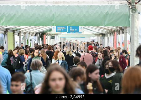 27.. Mai 2022, Hay-on-Wye, Wales Massen beim Hay Festival of Art and Literature 2022 in Powys, Wales. Das Festival läuft bis nächste Woche und zieht Autoren aus der ganzen Welt an, um an der Veranstaltung teilzunehmen. Stockfoto