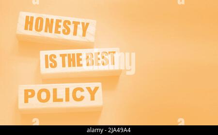 Ehrlichkeit ist die beste Politik Worte in Holzblöcken geschrieben. Vertrauenswürdig, Wahrheit, Überzeugungen und Vereinbarung Geschäftskonzept. Stockfoto