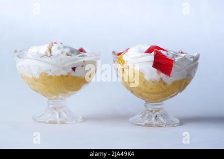Eis mit Mango-Geschmack in einem Glas auf weißem Hintergrund Stockfoto