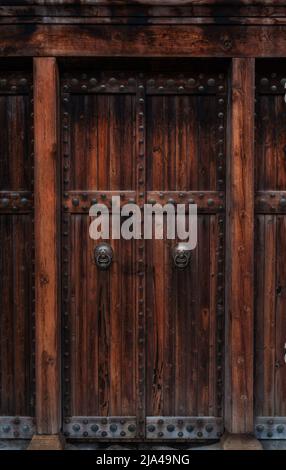 Nahaufnahme der dunklen Holztür mit metallischen Messing vintage Löwen Griffe und Dekor für Ihr Design. Retro-Vintage-Style. Speicherplatz kopieren. Strukturierter Hintergrund. Stockfoto