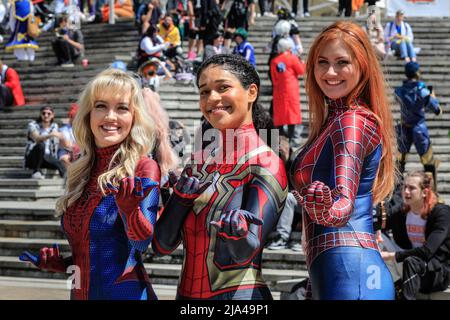 London, Großbritannien. 27.. Mai 2022. Drei junge Frauen im Spinnenwoman-Outfit, Cosplayerin im Kostüm, lächelnd an der Kamera, Nahaufnahme, Comic Con Londonr. Fans von Anime, Comics, Videospielen, Animation und allem Cosplay treffen sich wieder auf der MCM Comic Con im und um das Excel-Messezentrum in London zu einem Wochenende voller Spaß, Bühnenauftritte, Merchandise und Cosplay. Kredit: Imageplotter/Alamy Live Nachrichten Stockfoto