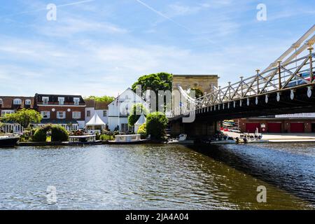 Blick über die Themse auf das Compleat Angler Hotel am Flussufer durch die Hängebrücke (1832) von Marlow, Buckinghamshire, England, Großbritannien Stockfoto