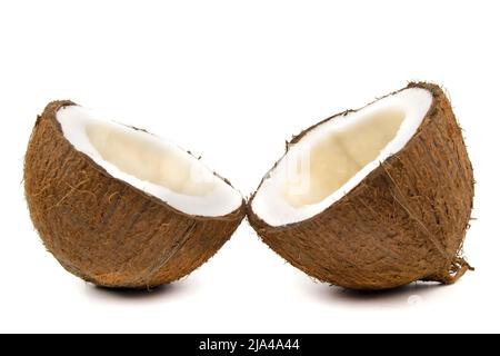 Zwei Hälften Kokosnuss isoliert auf weißem Hintergrund Stockfoto