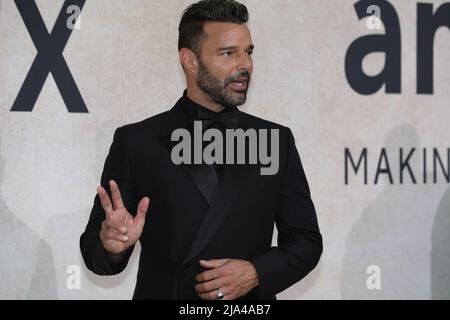 27. Mai 2022, Cannes, Cote d'Azur, Frankreich: RICKY MARTIN nimmt an der amfar AR Gala Cannes Photocall während des jährlichen Cannes Film Festival 75. Teil (Foto: © Mickael Chavet/ZUMA Press Wire) Stockfoto