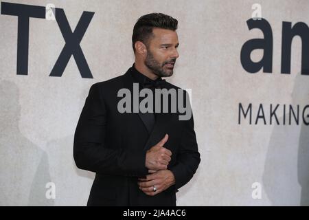 27. Mai 2022, Cannes, Cote d'Azur, Frankreich: RICKY MARTIN nimmt an der amfar AR Gala Cannes Photocall während des jährlichen Cannes Film Festival 75. Teil (Foto: © Mickael Chavet/ZUMA Press Wire) Stockfoto