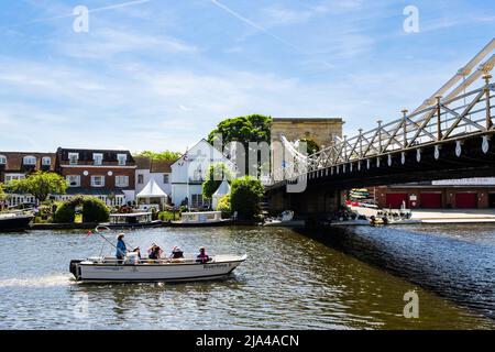 Ausflugsboot, das unter der Hängebrücke (1832) über die Themse in Marlow, Buckinghamshire, England, Großbritannien, Europa Stockfoto