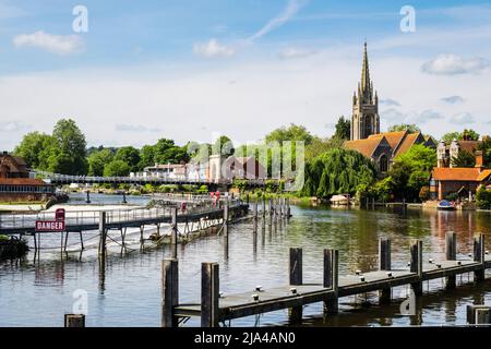 Blick von der Marlow-Schleuse entlang der Themse auf Wehr, Hängebrücke und All Saints Church. Marlow, Buckinghamshire, England, Großbritannien Stockfoto