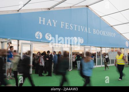 Hay-on-Wye, Wales, Großbritannien. 27.. Mai 2022. Leute, die den Buchladen beim Hay Festival 2022 in Wales besuchen. Quelle: Sam Hardwick/Alamy. Stockfoto