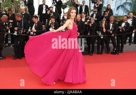 Cannes, Frankreich. 26.. Mai 2022. Die chinesische Freestyle-Skifahrerin Gu Ailing Eileen kommt zur Vorführung des Films „Broker“ während der Filmfestspiele von Cannes 75. am 26. Mai 2022 in Cannes, Südfrankreich. Kredit: Gao Jing/Xinhua/Alamy Live Nachrichten Stockfoto