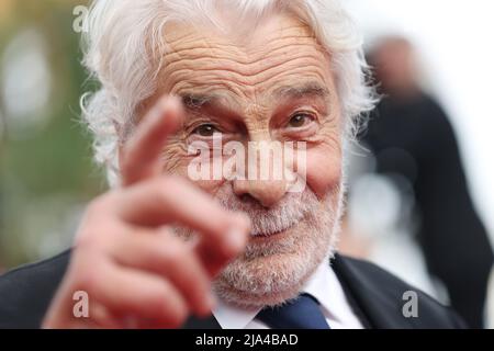 Cannes, Frankreich. 26.. Mai 2022. Der französische Schauspieler Jacques Weber kommt zur Vorführung des Films „Broker“ während der Filmfestspiele von Cannes 75. am 26. Mai 2022 in Cannes, Südfrankreich. Kredit: Gao Jing/Xinhua/Alamy Live Nachrichten Stockfoto