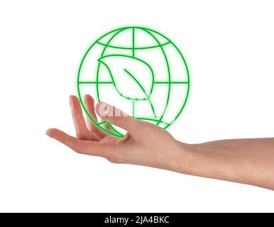 Frau Hand hält grüne Erde und Blatt isoliert auf weißem Hintergrund. Ökologie, Umweltschutz, Kampf gegen globale Umweltprobleme. Hochwertige Fotos Stockfoto