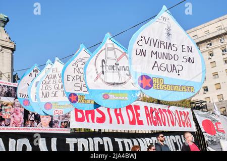 Buenos Aires, Argentinien; 21. Mai 2022: Plakate von Umweltschützern zur Verteidigung des Wassers gegen die Entwicklung umweltverschmutzender Bergbauaktivitäten wie Fracki Stockfoto