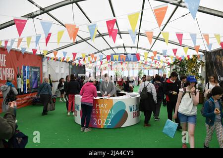 27.. Mai 2022, Hay-on-Wye, Wales Ein Überblick über das Hay Festival of Art and Literature 2022 in Powys, Wales. Das Festival läuft bis nächste Woche und zieht Autoren aus der ganzen Welt an, um an der Veranstaltung teilzunehmen. Stockfoto
