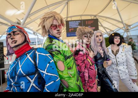 London, Großbritannien. 27.. Mai 2022. Engagierte Cos-Spieler kommen für den ersten Tag der MCM Comic-Con Convention im Excel Center im Osten Londons an. Kredit: Guy Corbishley/Alamy Live Nachrichten Stockfoto