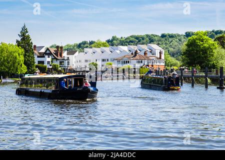 Narrowboat und Barge segeln von Marlow Lock entlang der Themse. Marlow, Buckinghamshire, England, Großbritannien Stockfoto