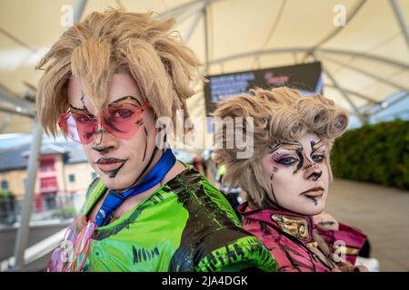 London, Großbritannien. 27.. Mai 2022. Engagierte Cos-Spieler kommen für den ersten Tag der MCM Comic-Con Convention im Excel Center im Osten Londons an. Kredit: Guy Corbishley/Alamy Live Nachrichten Stockfoto