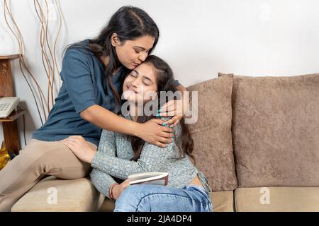 Mutter und Tochter verbinden sich miteinander, Mutter umarmt Tochter Stockfoto