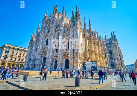 MAILAND, ITALIEN - 5. APRIL 2022: Fassade des Mailänder Doms und des Domplatzes, am 5. April in Mailand, Italien Stockfoto
