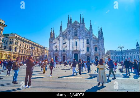 MAILAND, ITALIEN - 5. APRIL 2022: Die täglichen Menschenmassen auf der Piazza del Duomo (Domplatz), am 5. April in Mailand, Italien Stockfoto