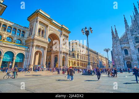 MAILAND, ITALIEN - 5. APRIL 2022: Der elegante Eingang des Triumphbogens zur Galleria Vittorio Emanuele II in Mailand, am 5. April in Mailand, Ita Stockfoto
