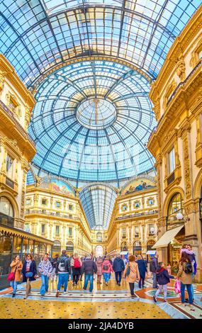 MAILAND, ITALIEN - 5. APRIL 2022: Gallerie Vittorio Emanuele II mit großer Glaskuppel, am 5. April in Mailand, Italien Stockfoto