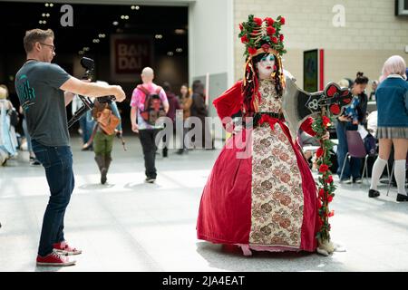 Cosplayer am ersten Tag der MCM Comic Con im Excel London im Osten Londons. Bilddatum: Freitag, 27. Mai 2022. Stockfoto